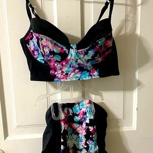 High rise bikini with underwire, I am a 36-38DD and this fits perfectly.